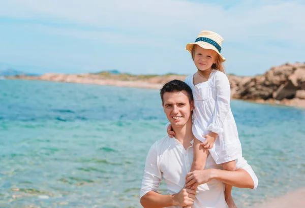 Mała dziewczynka i szczęśliwy tata zabawy podczas wakacji na plaży — Zdjęcie stockowe