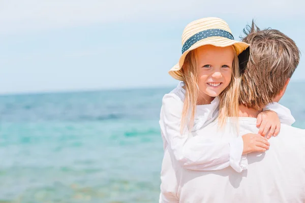 Klein meisje en gelukkig papa hebben plezier tijdens strand vakantie — Stockfoto