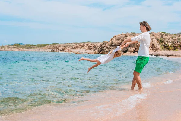 Klein meisje en gelukkig papa hebben plezier tijdens strand vakantie — Stockfoto