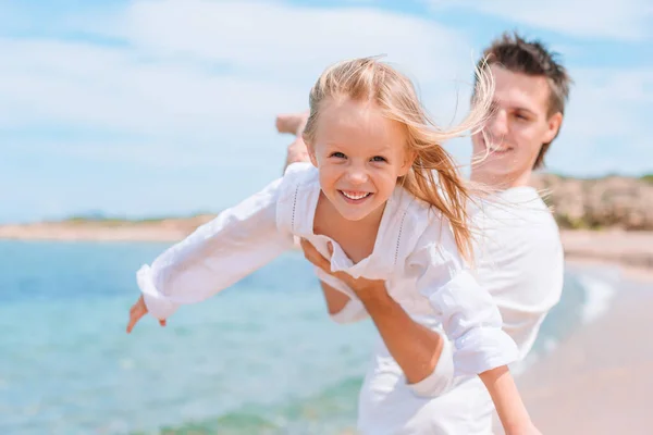 Liten flicka och glad pappa har roligt under stranden semester — Stockfoto