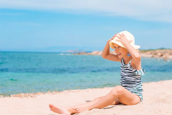 Urocza dziewczynka bawić się na tropikalnej plaży podczas wakacji — Zdjęcie stockowe