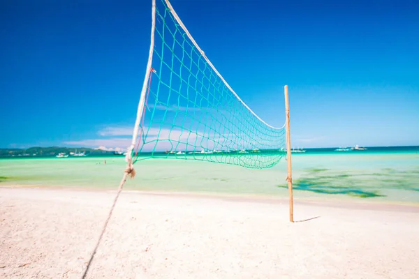 Gros filet de volley-ball sur la plage exotique tropicale vide — Photo