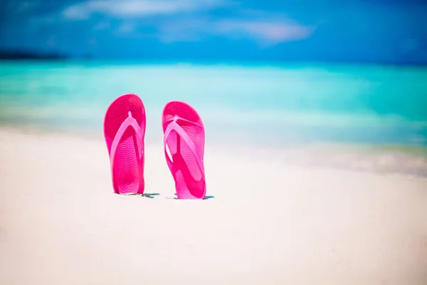 Bunte Flipflops am Strand — Stockfoto