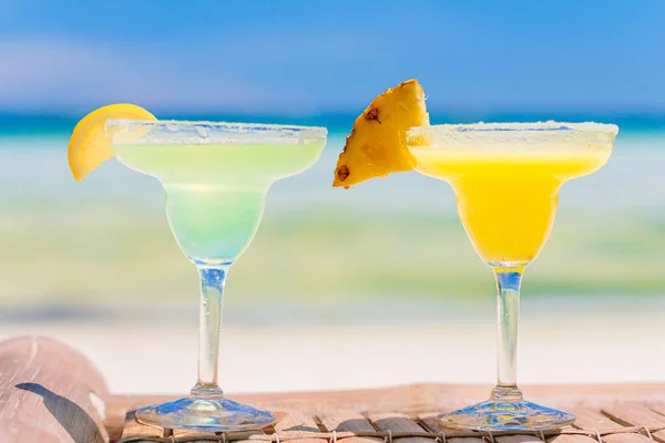 Tropikal beyaz sahilde iki lezzetli kokteyl. — Stok fotoğraf