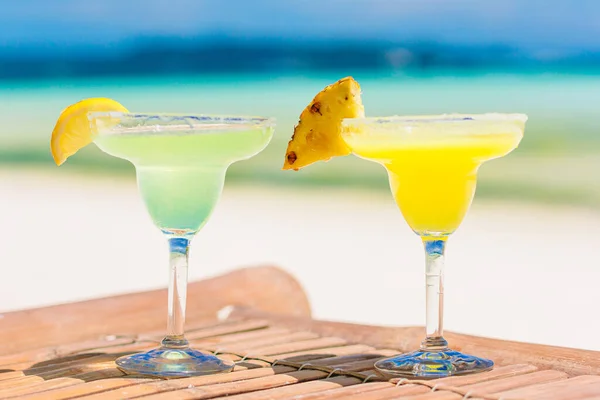 Due gustosi cocktail sulla spiaggia tropicale bianca — Foto Stock