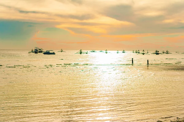 Boracay adasında gün batımına doğru yelkenli. — Stok fotoğraf