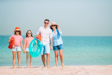 Genç aile tatilde çok eğleniyor.
