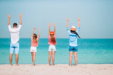 Sahilde eğlenen mutlu aile fotoğrafı. Yaz Yaşam Tarzı