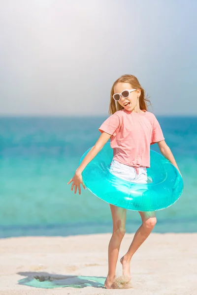 Adorabile bambina divertirsi sulla spiaggia tropicale durante le vacanze — Foto Stock