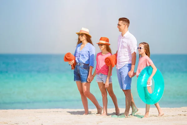 Giovane famiglia in vacanza hanno un sacco di divertimento — Foto Stock