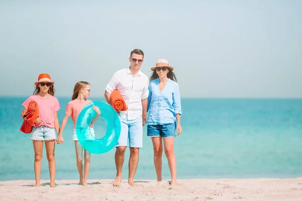 Photo of happy family having fun on the beach. Summer Lifestyle — Stock Photo, Image