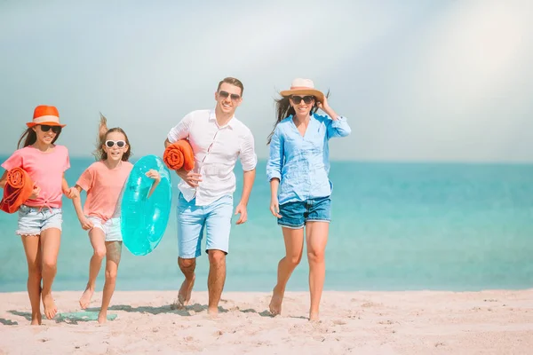 Foto de familia feliz divirtiéndose en la playa. Estilo de vida de verano — Foto de Stock