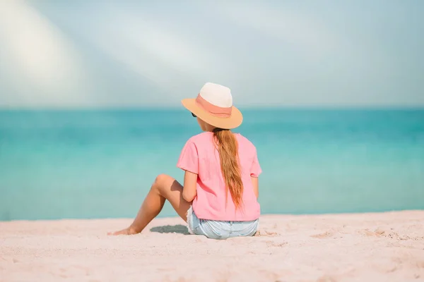 Adorable little girl have fun at tropical beach during vacation — Stock Photo, Image