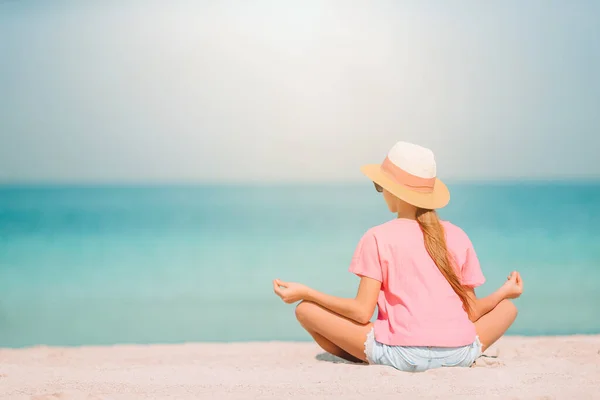 Schattig klein meisje veel plezier op tropisch strand tijdens vakantie — Stockfoto