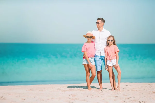 Família bonita feliz em umas férias de praia tropicais — Fotografia de Stock