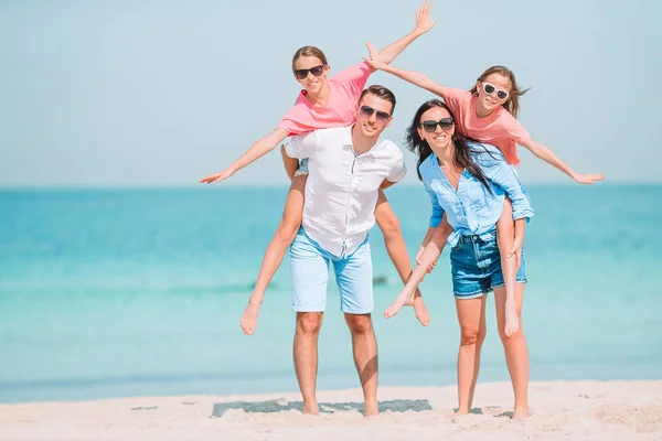Foto de familia feliz divirtiéndose en la playa. Estilo de vida de verano — Foto de Stock