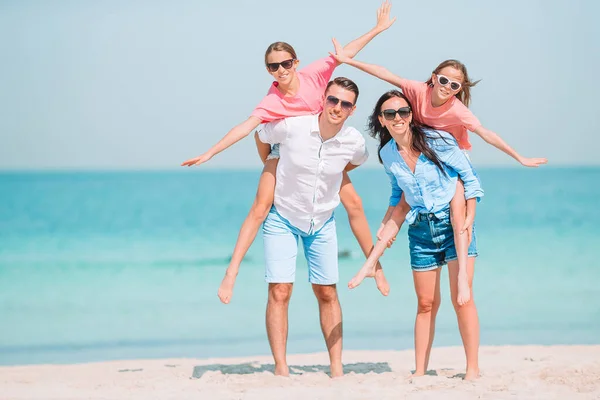 Foto di famiglia felice divertirsi sulla spiaggia. Stile di vita estivo — Foto Stock