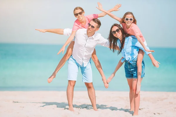 Joven familia de vacaciones tienen un montón de diversión — Foto de Stock