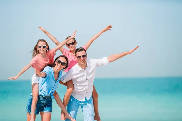 Foto di famiglia felice divertirsi sulla spiaggia. Stile di vita estivo — Foto Stock