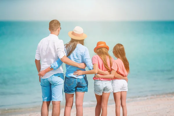 照片上是快乐的家人在海滩上玩得开心的照片。夏季生活方式 — 图库照片