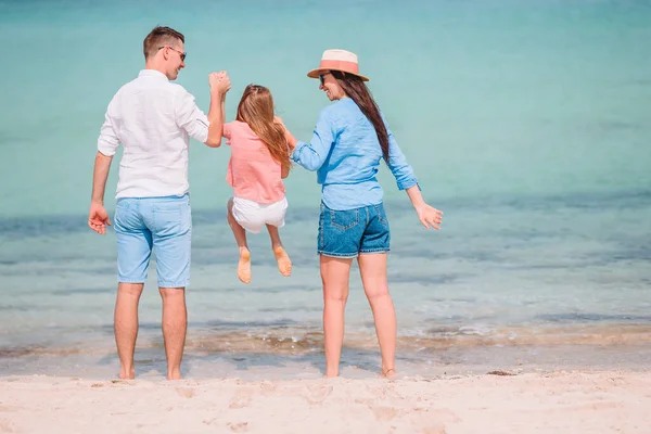 Hermoso paisaje de playa tropical con familia disfrutando de vacaciones de verano — Foto de Stock