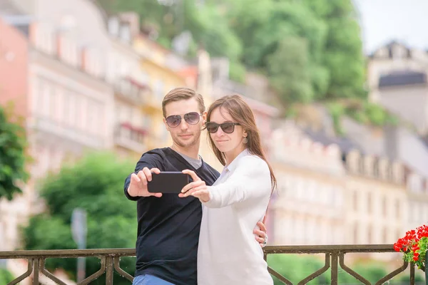 Pareja de turistas jóvenes que viajan en vacaciones europeas al aire libre en vacaciones italianas en Cinque Terre — Foto de Stock