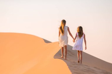 Birleşik Arap Emirlikleri 'nde Rub al-Khali çölündeki kum tepeleri arasında yaşayan kızlar
