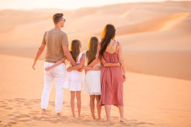 Birleşik Arap Emirlikleri 'ndeki Rub al-Khali çölündeki kum tepeleri arasında yaşayan insanlar