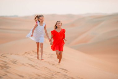 Birleşik Arap Emirlikleri 'nde Rub al-Khali çölündeki kum tepeleri arasında yaşayan kızlar