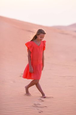 Birleşik Arap Emirlikleri 'ndeki Rub al-Khali çölündeki kum tepeleri arasında bir kız.