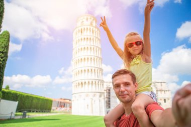 Aile portresi. Pisa 'daki Öğrenme Kulesi. Pisa - Avrupa 'nın ünlü yerlerine seyahat.