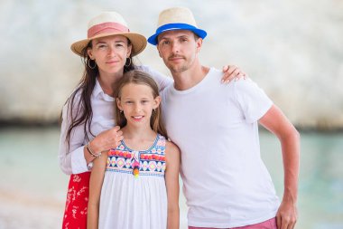 Genç aile tatilde çok eğleniyor.