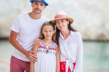 Genç aile tatilde çok eğleniyor.