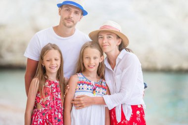 Genç aile tatilde çok eğleniyor.