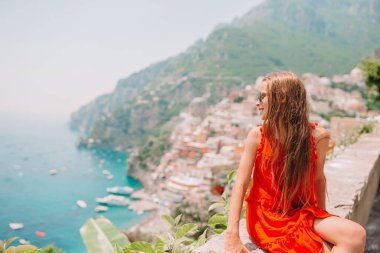 Sıcak ve güneşli bir yaz gününde İtalya 'nın Positano şehrinde sevimli küçük bir kız.