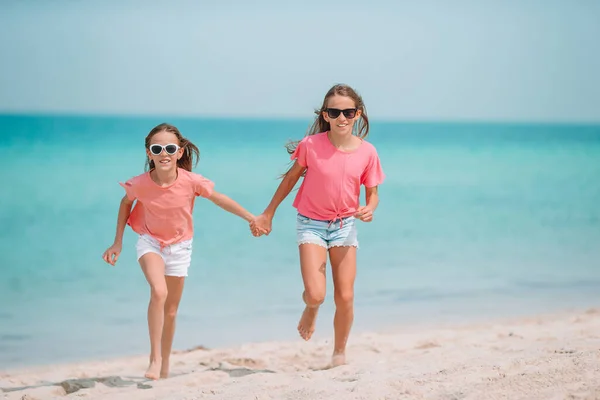 Sevimli küçük kızlar sahilde eğleniyor. — Stok fotoğraf