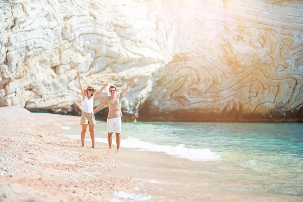 Pareja joven en playa blanca durante las vacaciones de verano. —  Fotos de Stock