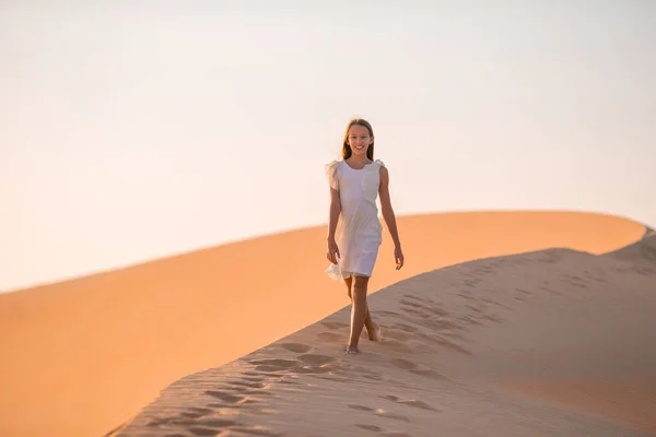 Girl among dunes in desert in United Arab Emirates — Stock Photo, Image