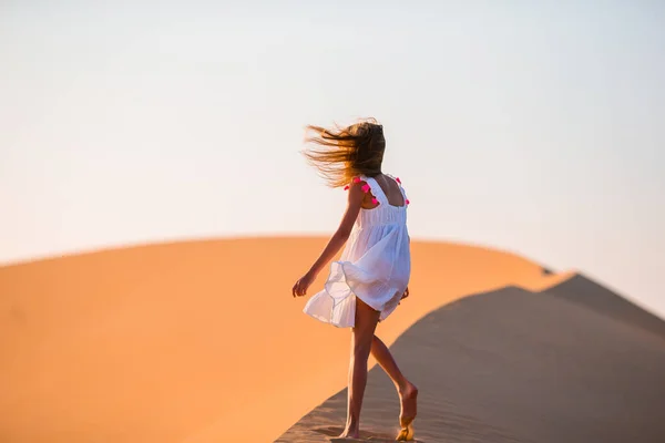 Mädchen zwischen Dünen in der Wüste Rub al-Khali in den Vereinigten Arabischen Emiraten — Stockfoto