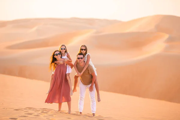 Chicas entre dunas en el desierto de Rub al-Khali en Emiratos Árabes Unidos — Foto de Stock