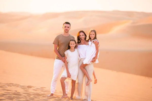 Meisjes tussen duinen in de Rub al-Khali woestijn in de Verenigde Arabische Emiraten — Stockfoto