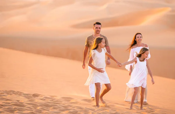 Junge vierköpfige Familie in großer Sandwüste — Stockfoto