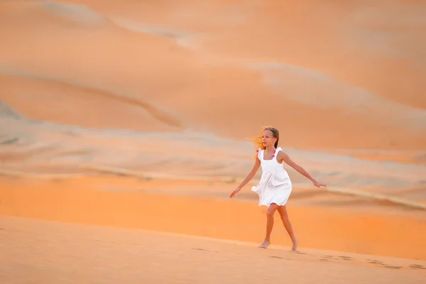 Menina entre dunas no deserto em Emirados Árabes Unidos — Fotografia de Stock