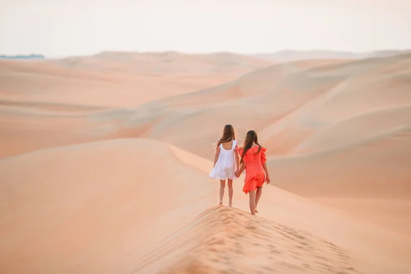 Dziewczyny wśród wydm na pustyni Rub al-Khali w Zjednoczonych Emiratach Arabskich — Zdjęcie stockowe