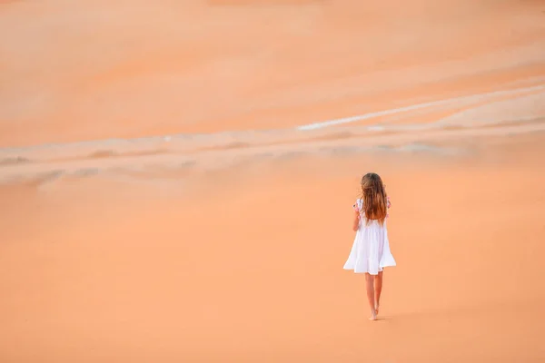 Mädchen zwischen Dünen in Wüste in den Vereinigten Arabischen Emiraten — Stockfoto