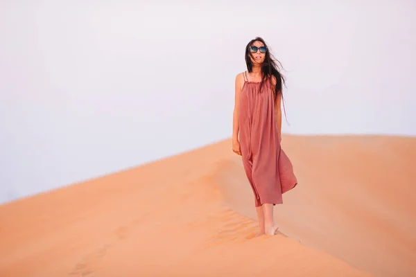 阿拉伯联合酋长国沙漠沙丘中的女孩 — 图库照片