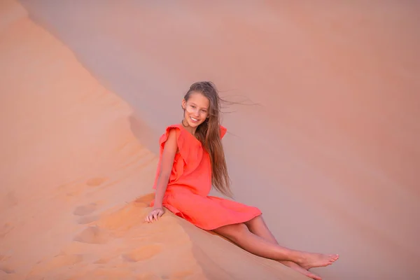 Chica entre dunas en el desierto de Rub al-Khali en Emiratos Árabes Unidos —  Fotos de Stock