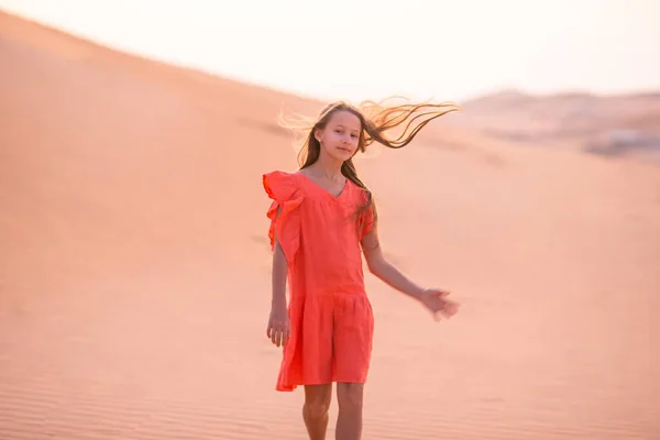 Chica entre dunas en el desierto de Rub al-Khali en Emiratos Árabes Unidos —  Fotos de Stock