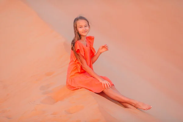 Chica entre dunas en el desierto de Rub al-Khali en Emiratos Árabes Unidos —  Fotos de Stock