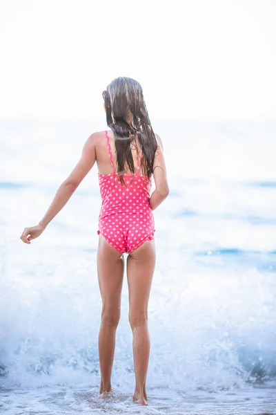 Linda niña en la playa durante las vacaciones caribeñas —  Fotos de Stock